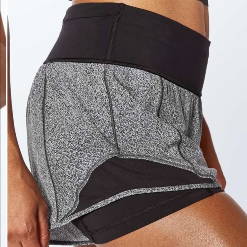 Lululemon Hotty Hot Short (Naked 4") Size 8